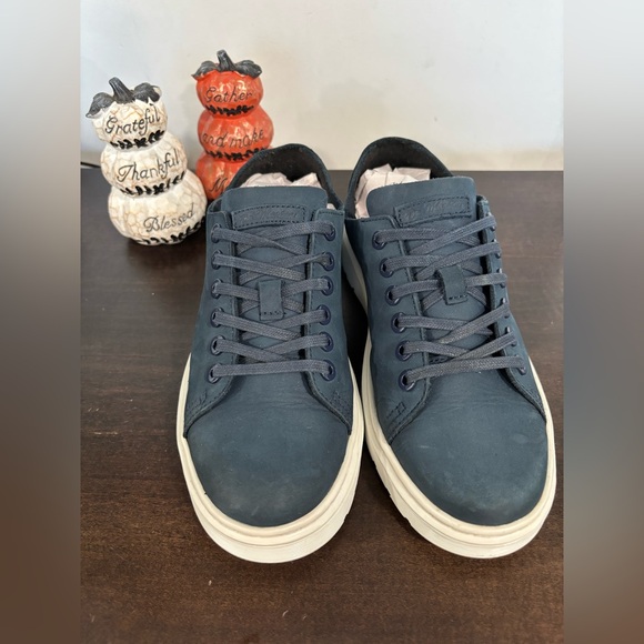 💙💙Dr. Martens Dark Blue Sneakers with White Soles💙💙 - Picture 17 of 17